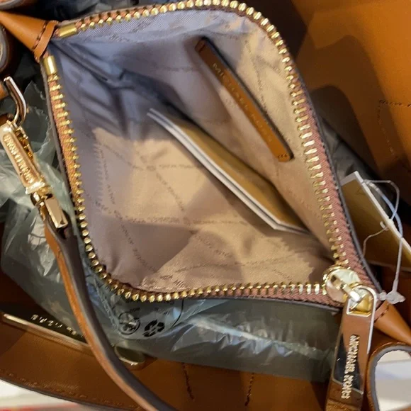 Michael Kors Mercer Medium Pebbled Leather Crossbody Bag - Picture 7 of 16